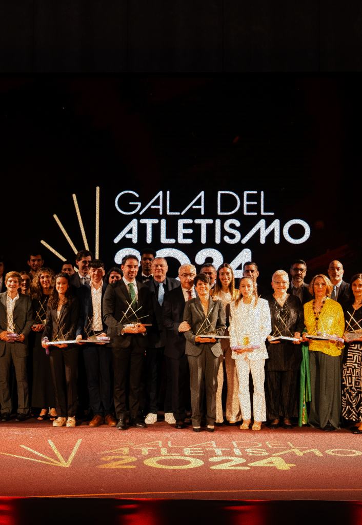 Personas reunidas en el escenario de una gala del atletismo