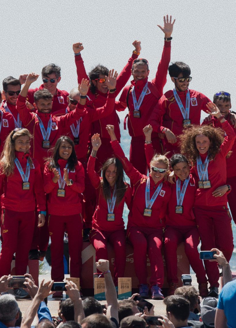 Equipo con uniformes rojos y medallas celebrando sobre un podio