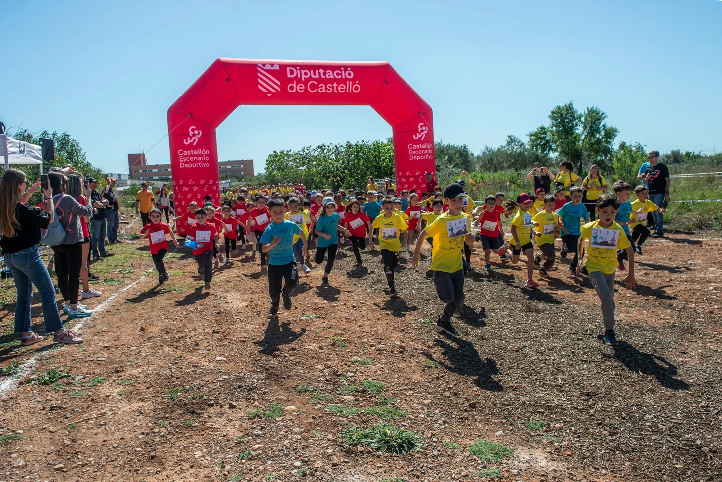 Participantes saliendo bajo el arco de la carrera escolar