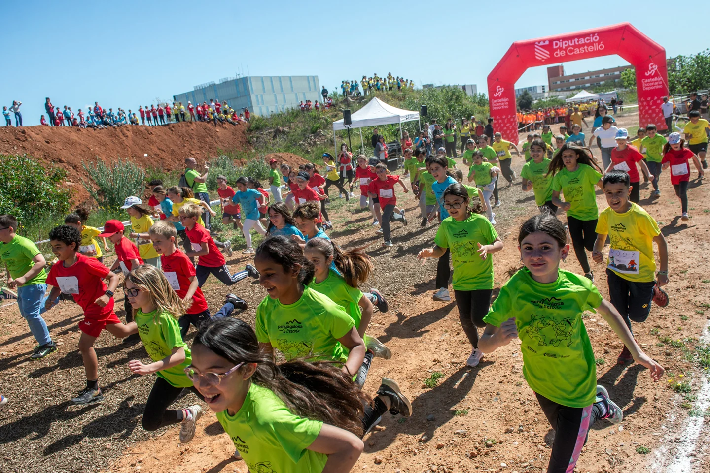 Escolares corriendo por el circuito de tierra